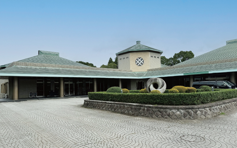 八富成田斎場の外観
